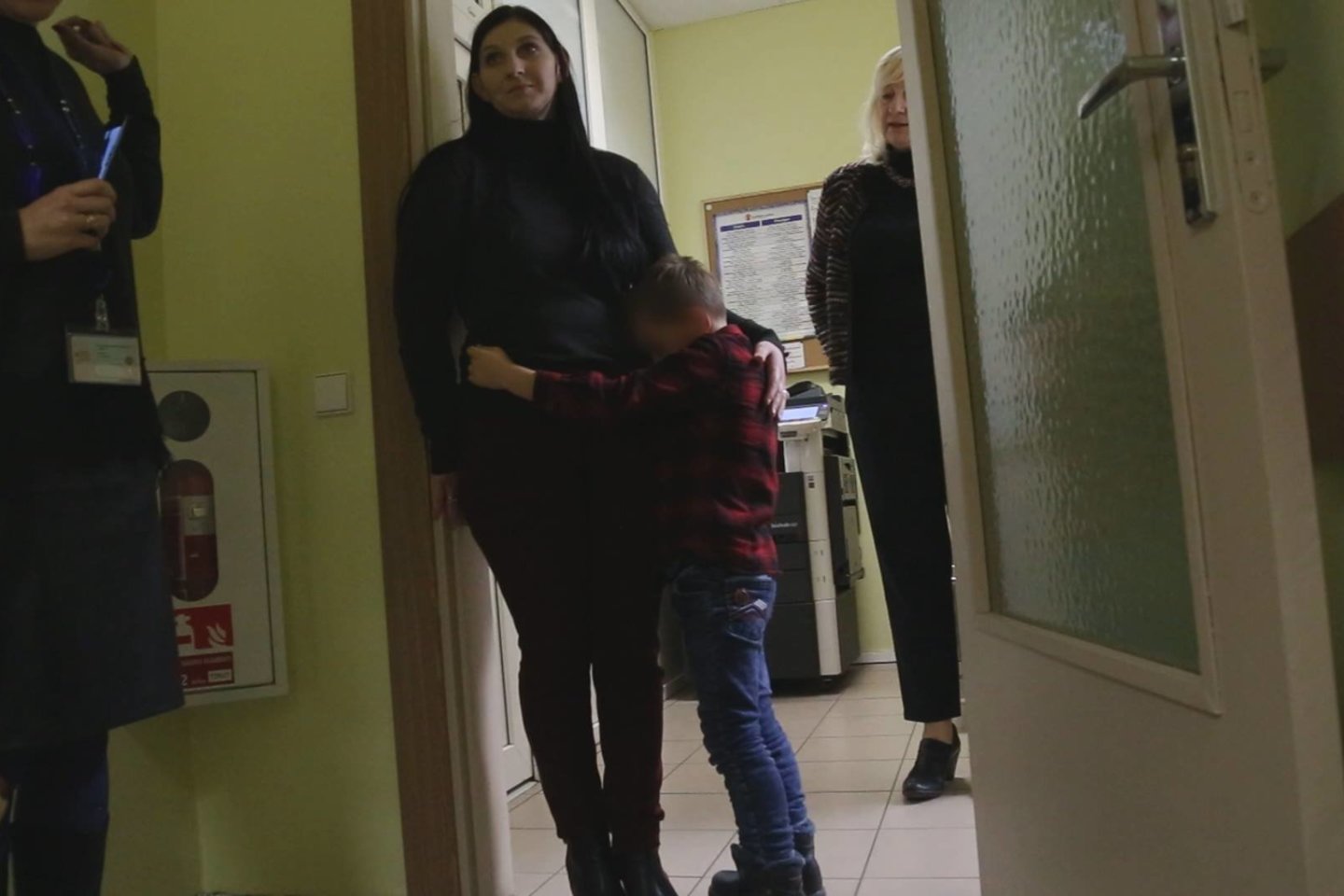 Žiaurus akibrokštas mamai: vaiką paliko augti su jį mušančiu tėvu ir prievartautoju dėde.<br>Reportažo stop kadras