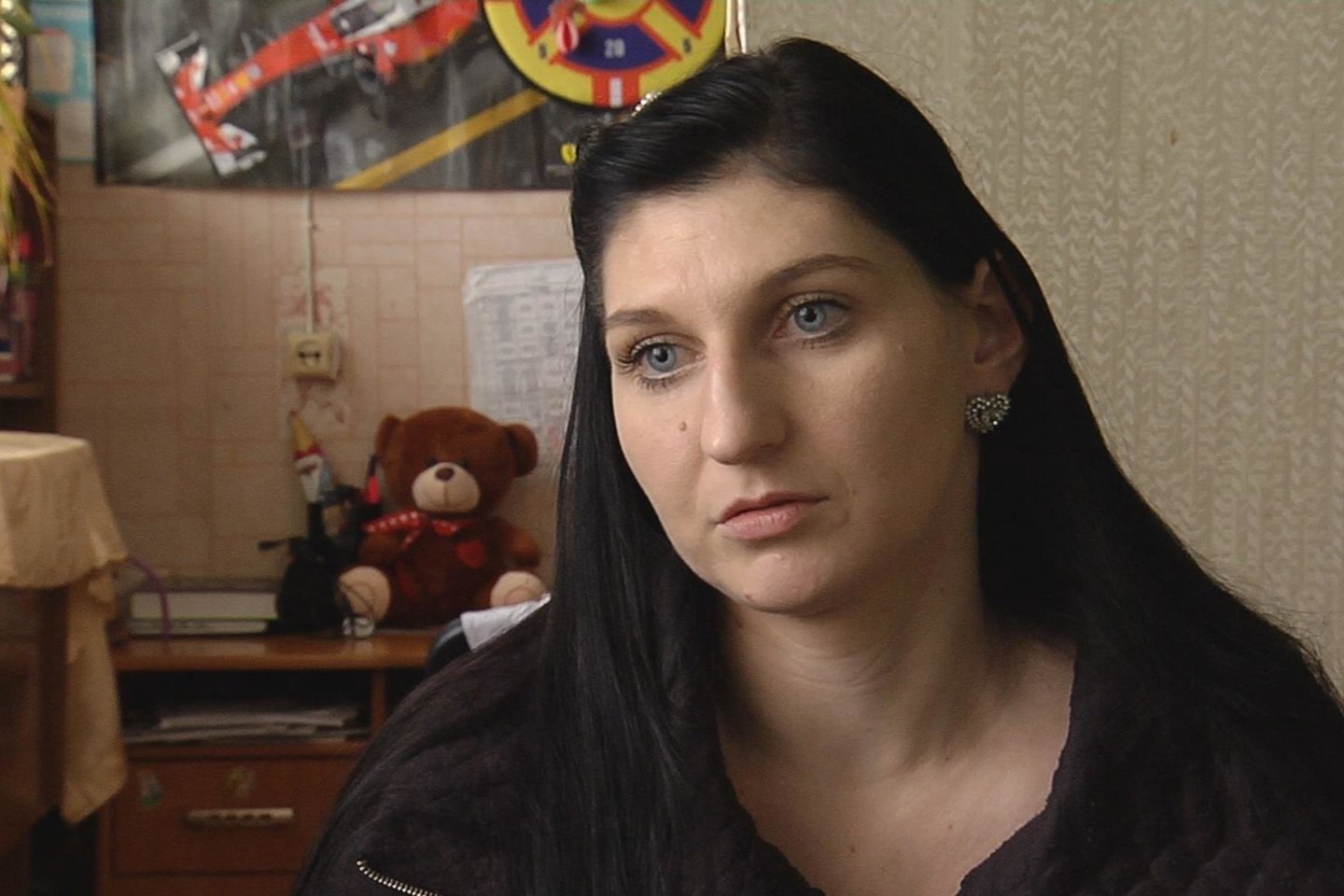 Žiaurus akibrokštas mamai: vaiką paliko augti su jį mušančiu tėvu ir prievartautoju dėde.<br>Reportažo stop kadras