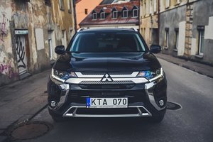 „Mitsubishi“ priėmė ryžtingą sprendimą: „Outlander“ dyzelių nebesiūlys