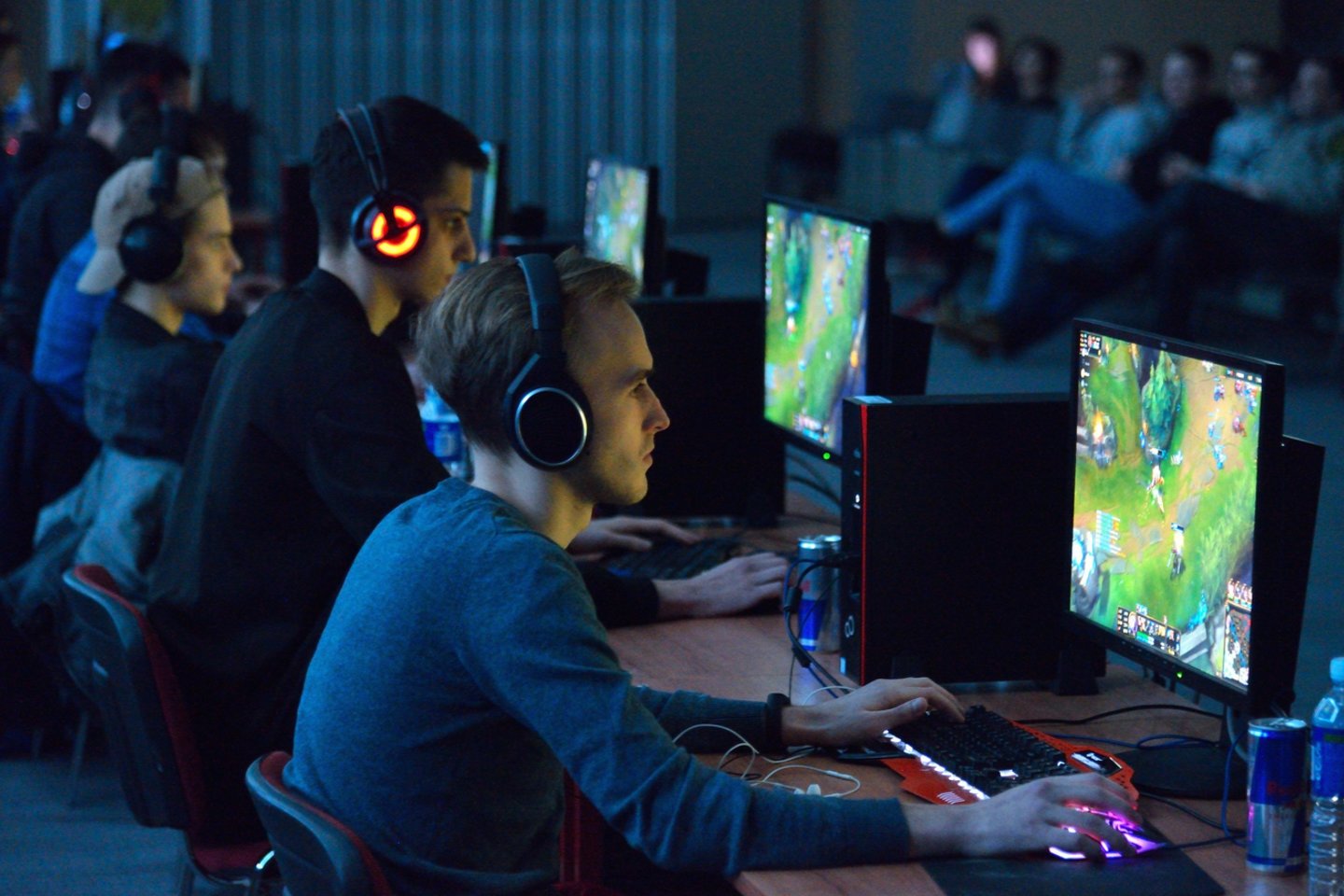 Šiuo metu aktyviai dirbama su virtualia realybe ir jos pritaikymu esportui. Taip pat sparčiai populiarėja nauja esporto sritis, kurioje pasitelkiamas dirbtinis intelektas (DI).