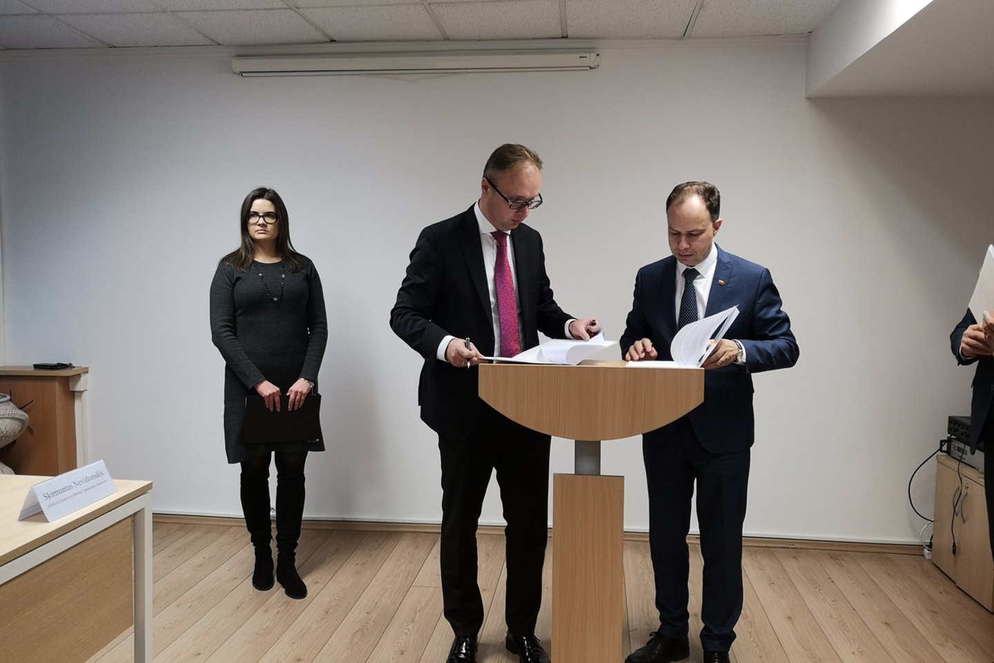 „Rimi Lietuva“ generalinis direktorius Giedrius Bandzevičius sutarties pasirašymo akimirką su sveikatos apsaugos ministru Aurelijumi Veryga.<br> G.Balčiūtės nuotr.