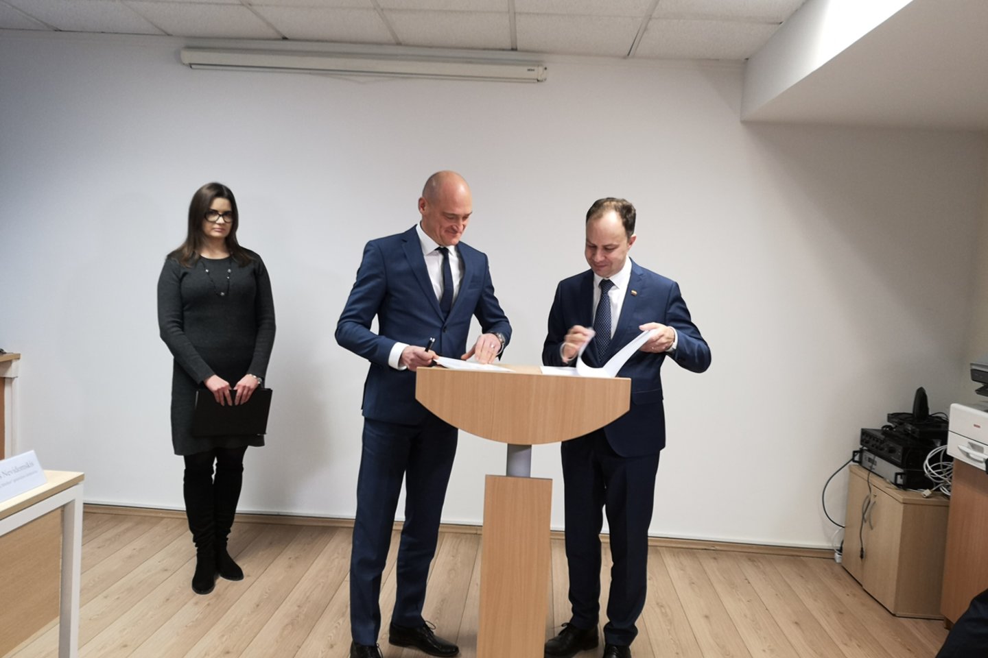 Bendrovės „Baltasis pyragas“ komercijos direktorius Donatas Baronas su Aurelijumi Veryga sutarties pasirašymo akimirką. <br> G.Balčiūtės nuotr.