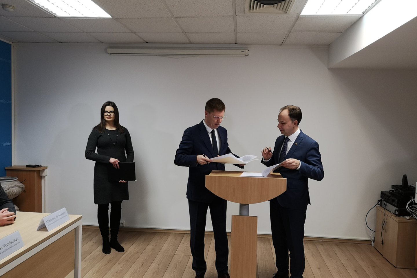 „Mantingos“ gamyklų ir plėtros direktorius Artūras Venslauskas su Aurelijumi Veryga sutarties pasirašymo akimirką.<br> G.Balčiūtės nuotr.