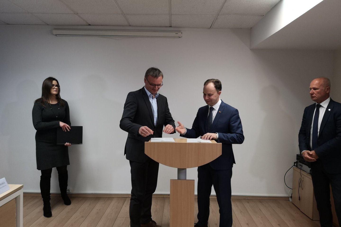 „Kėdainių konservų fabriko“ generalinis direktorius Skirmantas Nevidomskis su Aurelijumi Veryga sutartį šiemet pasirašo jau antrąkart.<br> G.Balčiūtės nuotr.