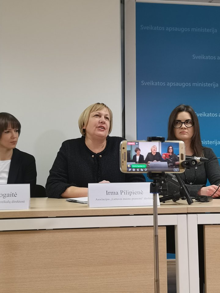 Asociacijos „Lietuvos maisto pramonė“ direktorė Irma Pilipienė (cemtre) džiaugėsi, kad vis daugiau įmonių prisijungė prie iniciatyvos gaminti sveikatai palankesnius produktus.<br> G.Balčiūtės nuotr.