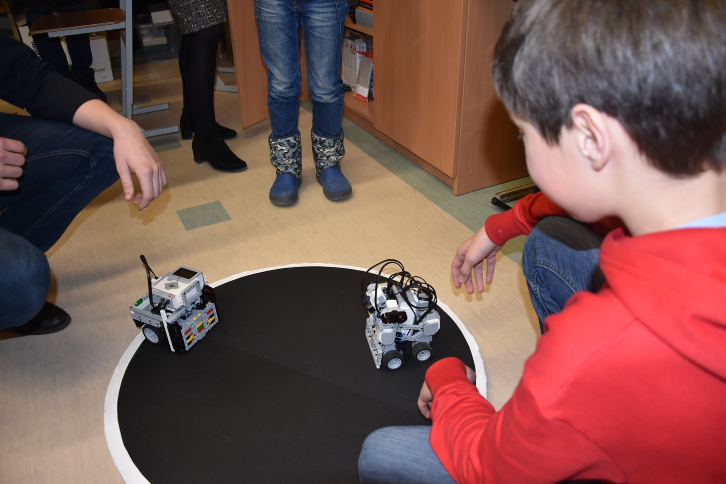  Panevėžio J.Balčikonio gimnazijos mokytojos R.Burbaitės mokiniai vos prieš kelias dienas puikiai apsirodė Taline vykusiose tarptautinėse robotikos varžybose.<br> A.Murauskaitės nuot. 