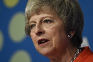 Theresa May įsitikinusi, kad po balsavimo dėl „Brexit“ sutarties išsilaikys poste