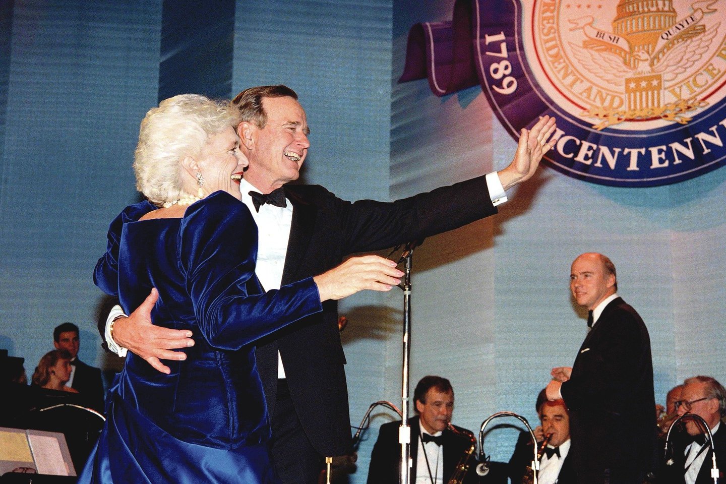Respublikonas G.H.W.Bushas vos grįžęs iš armijos vedė mylimąją Barbarą ir su ja visą gyvenimą buvo kartu. Jis buvo 41-asis Amerikos prezidentas, o jo sūnus G.W.Bushas – 43-iasis šalies vadovas.<br>AFP/„Scanpix“ nuotr.