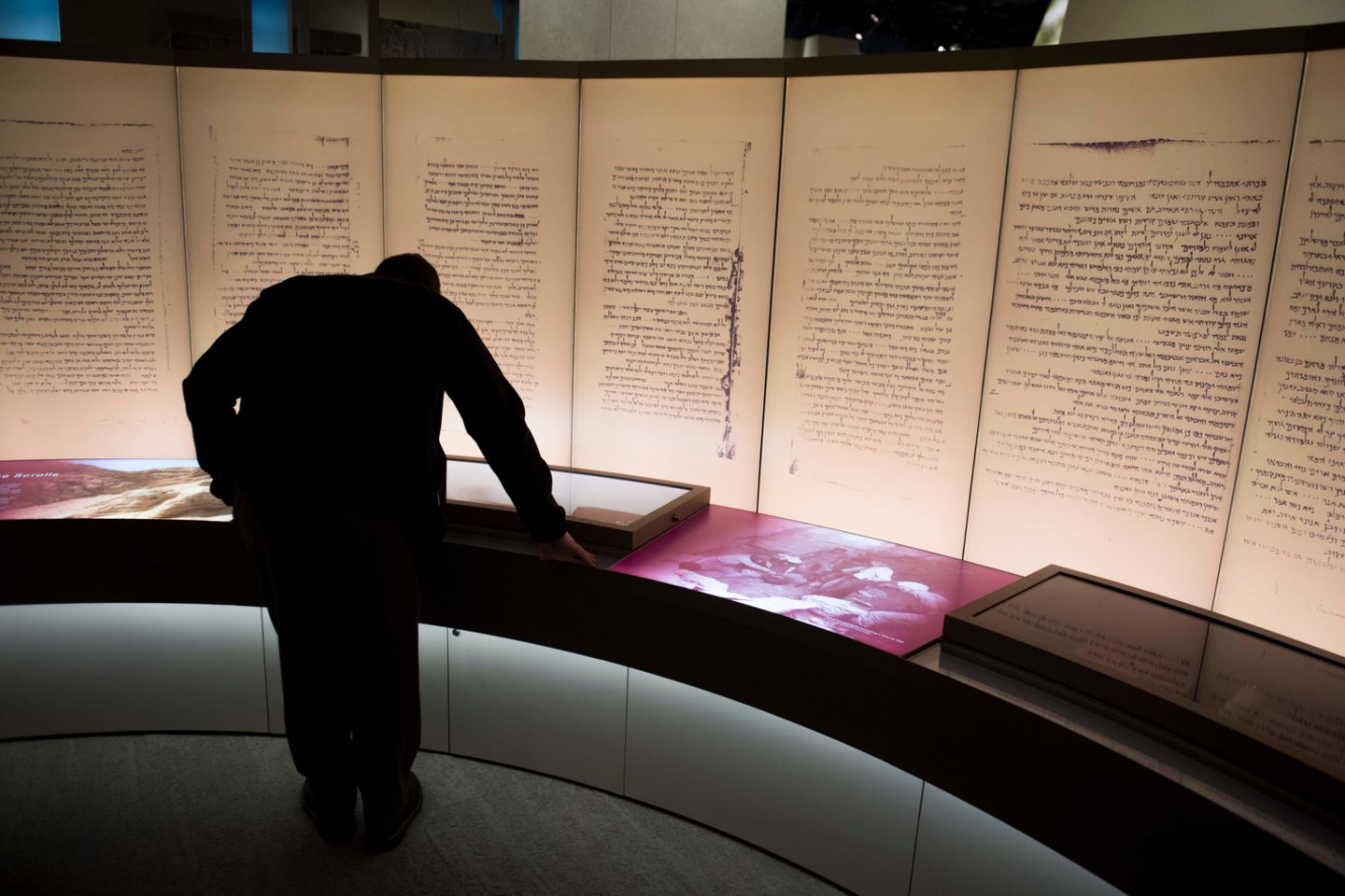  Praėjusį mėnesį Biblijos muziejus, įkurtas JAV, paskelbė, kad penki Negyvosios jūros rankraščių fragmentai yra padirbti.<br> AFP / Scanpix nuotr.