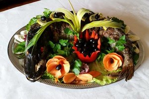 Orkaitėje kepta įdaryta lydeka taps tikra švenčių stalo puošmena