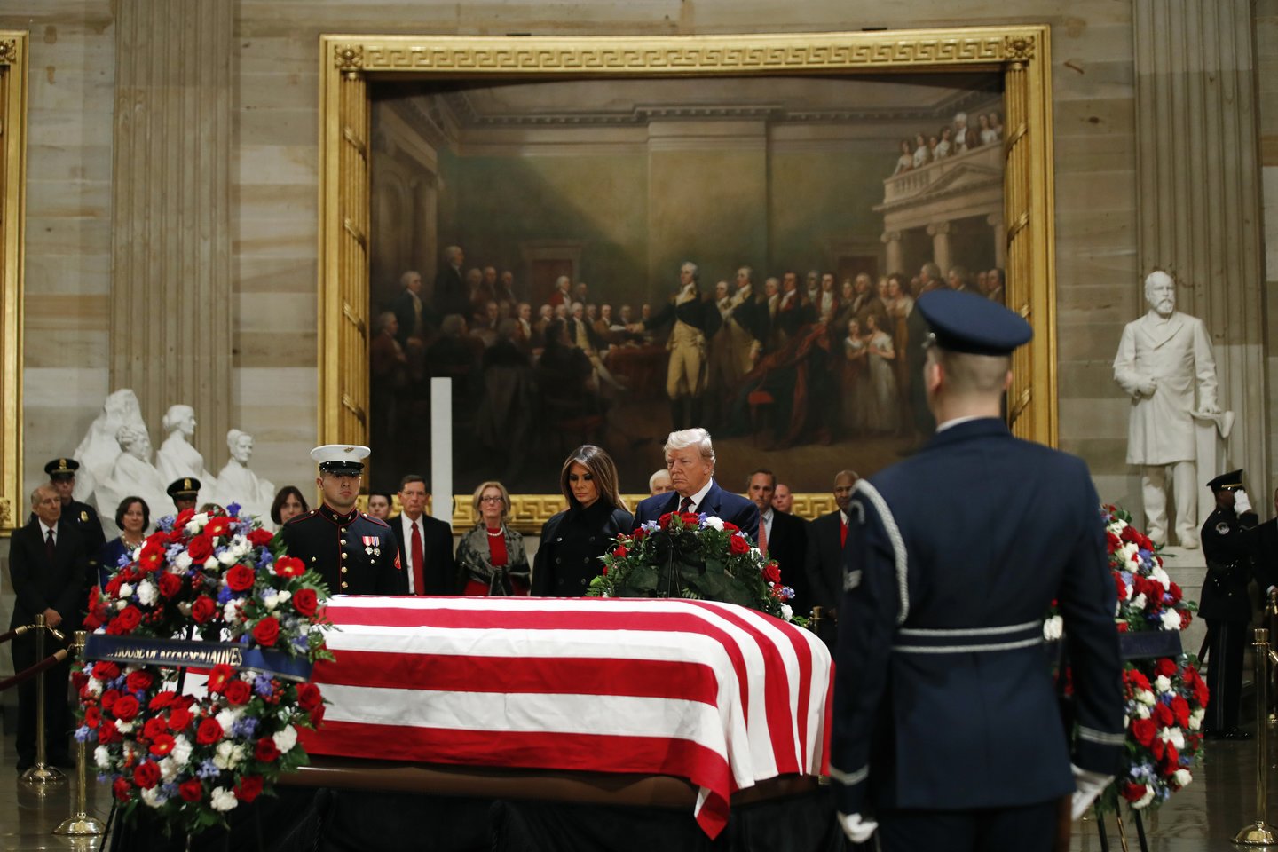 JAV vadovas Donaldas Trumpas ir pirmoji ponia Melania pirmadienį pagerbė Kapitolijuje pašarvotą velionį prezidentą George'ą H. W. Bushą.<br> AP nuotr.