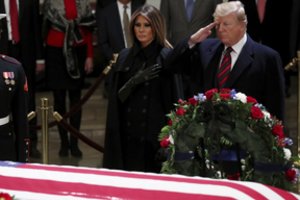 D. Trumpas su žmona pagerbė Kapitolijuje pašarvotą eksprezidentą