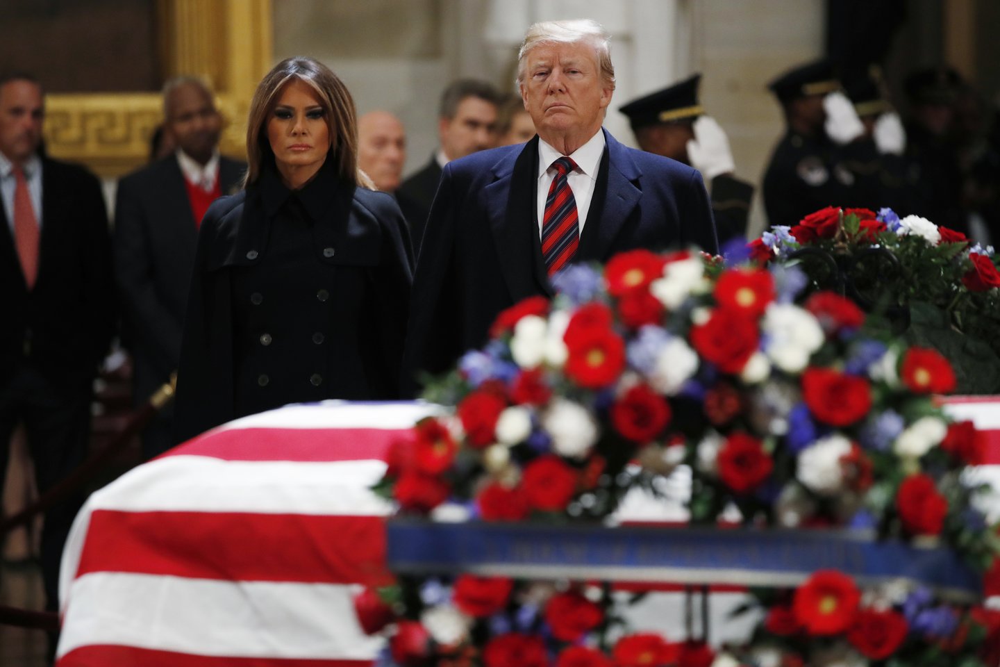  JAV vadovas Donaldas Trumpas ir pirmoji ponia Melania pirmadienį pagerbė Kapitolijuje pašarvotą velionį prezidentą George'ą H. W. Bushą.<br> AP nuotr.