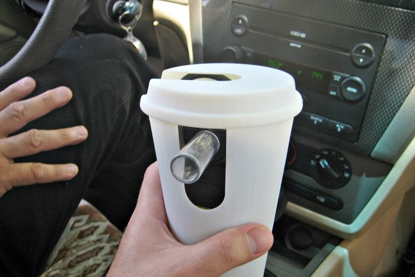 Amerikiečiai sukūrė įdėklus, kurių dizainas primena vienkartinį kavos puodelį ar gaiviojo gėrimo skardinę.<br> Organizatorių nuotr.