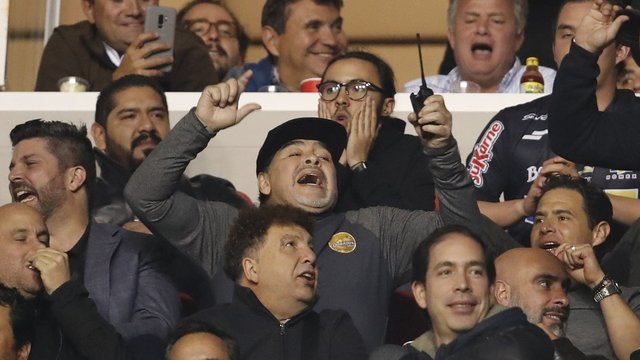 Diego Maradona ir vėl prisivirė košės – šįkart kliuvo sirgaliams