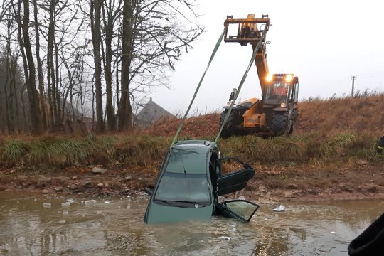 Žmoną skęstančiame automobilyje mirti palikęs vyras slėpėsi po giminaičių lova