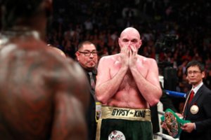 Bokso galiūnas be gailesčio skriaudžia savo šeimą: įspūdingus pinigus meta į šalį