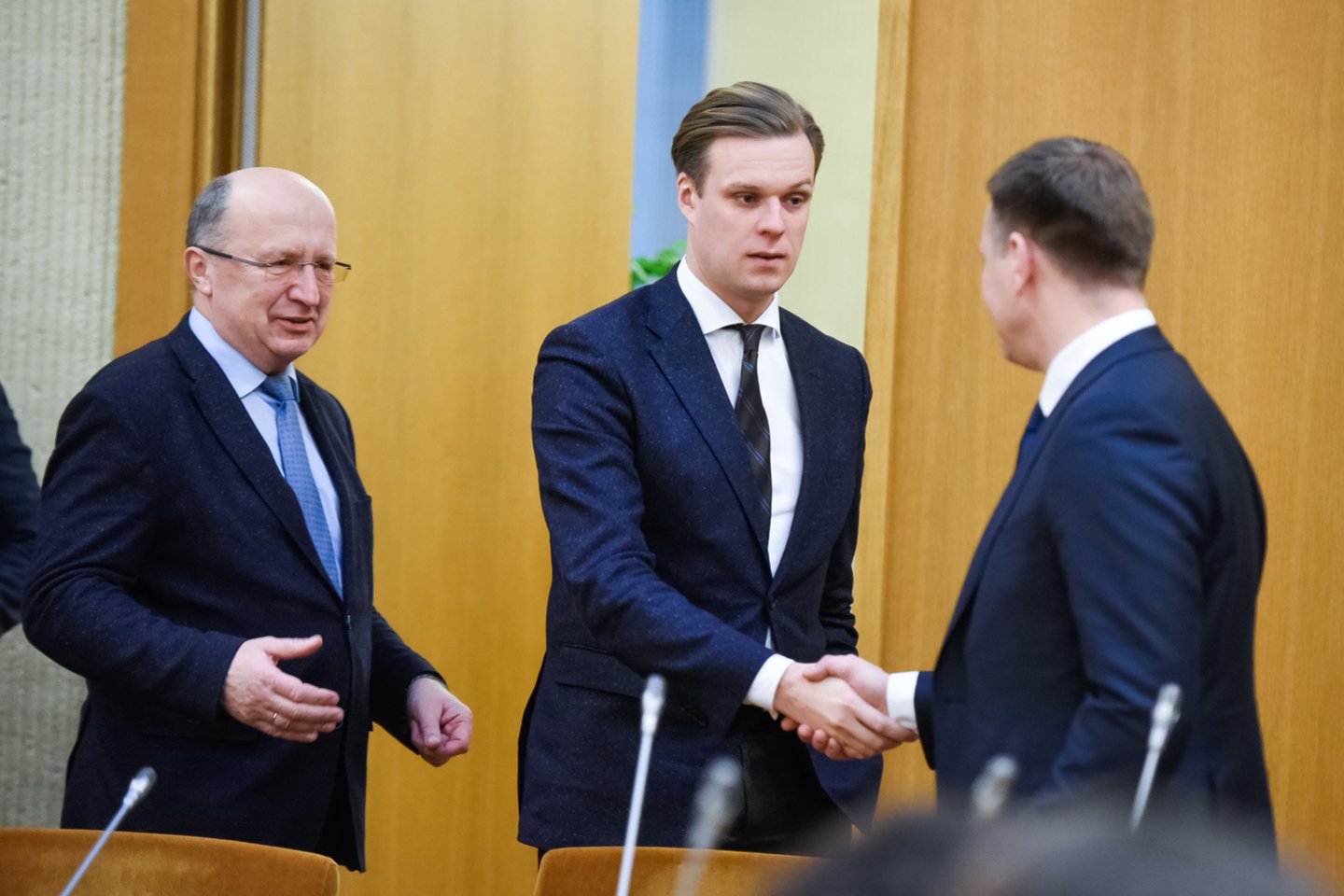Opozicija ant kilimėlio išsikvietė finansų ministrą Vilių Šapoką: buvo priverstas aiškintis.<br>D.Umbraso nuotr.