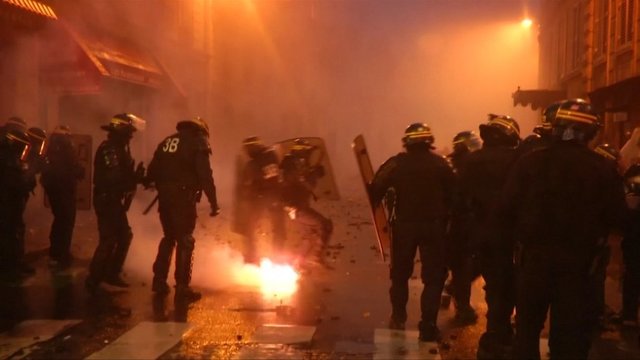 Degalai Prancūzijoje nebrangs, bet protestų iniciatoriai nebesuvaldo minios