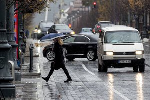 Vairuodami per lietų jaučiatės nejaukiai? Padės keletas gudrybių
