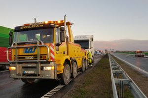 Vilkikas užblokavo eismą kelyje „Via Baltica“, eismas atnaujintas