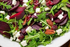 Keptų burokėlių salotas su sūriu ir spanguolėmis pamėgs visa šeima 