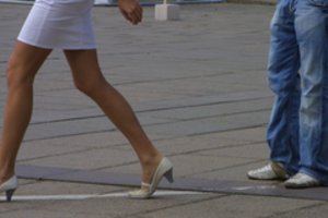 Apklausa: visuomenė nepalankiai vertina seksualinį priekabiavimą, tačiau kaltina aukas