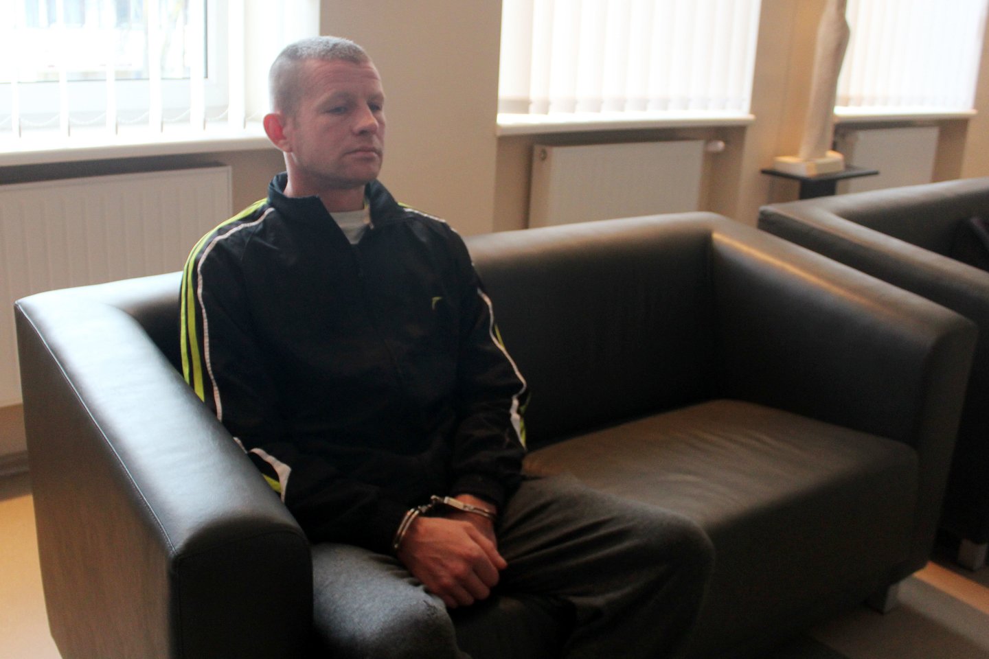 Į teismą atvesdintas D.Antanaitis veido neslėpė.<br> R.Vitkaus nuotr.