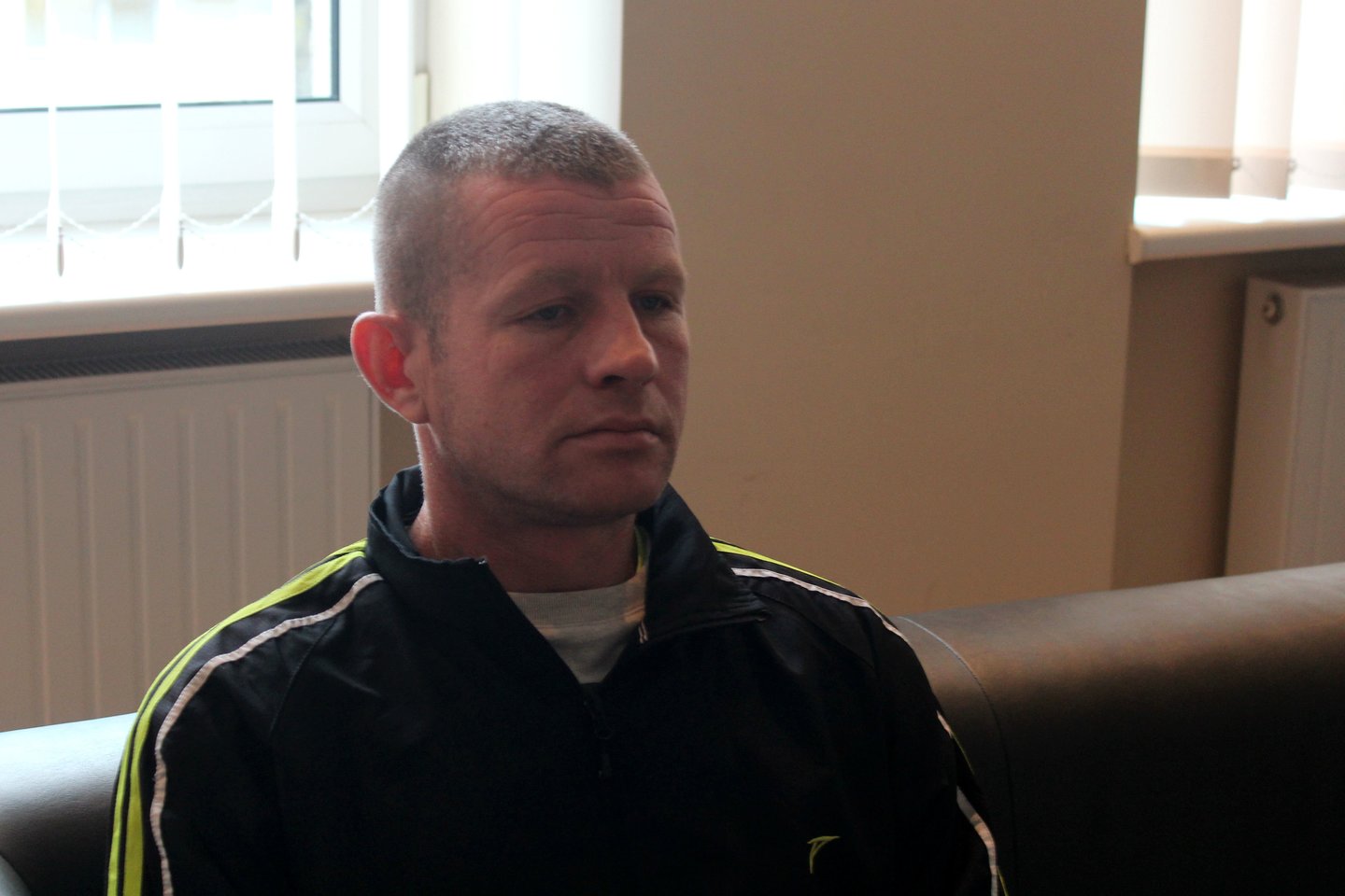 Į teismą atvesdintas D.Antanaitis veido neslėpė.<br> R.Vitkaus nuotr.