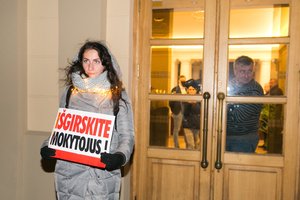 Su streikuojančia profsąjunga susitikti atvykę ekonomistai neįleisti į ŠMM