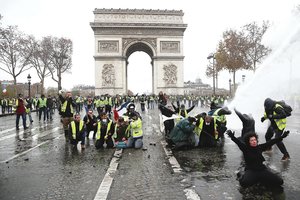 Dėl Triumfo arkos nuniokojimo per protestus Paryžiuje apkaltinta 13 asmenų