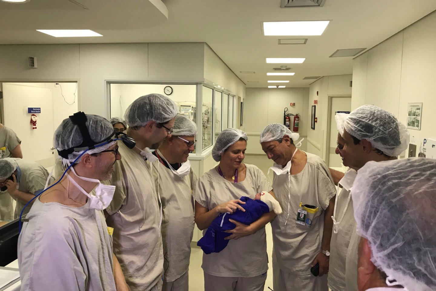  Medicinos personalas džiaugiasi naujagime, kuri sėkmingai išsivystė mirusios moters gimdoje.<br>Reuters nuotr.