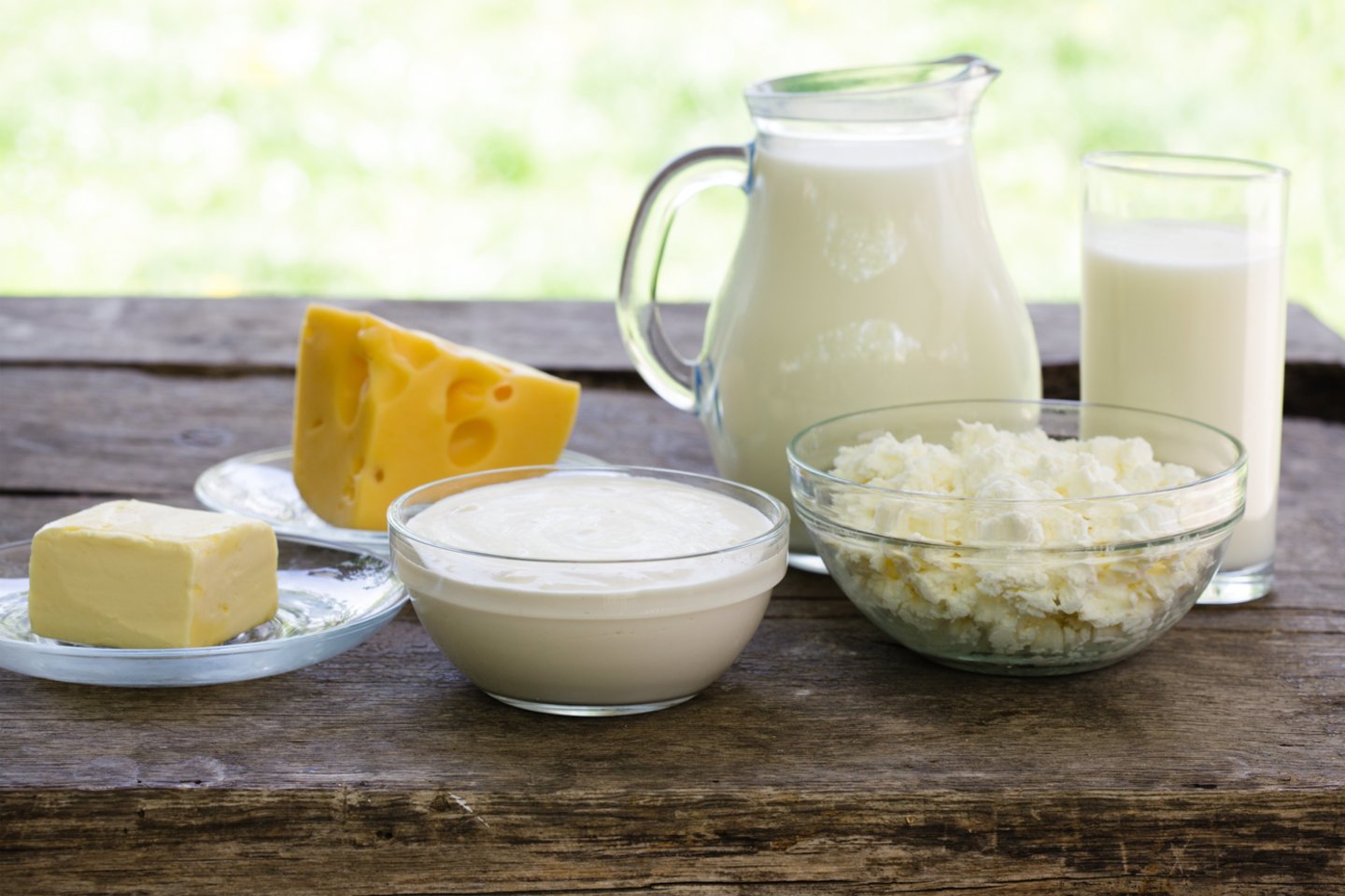 Laktozės galima rasti natūraliame karvės ir ožkos piene, grietinėje, jogurte, kefyre, varškėje, leduose, fermentiniuose sūriuose, svieste ir panašiai. Taip pat maiste, kurio sudėtyje yra pieno produktų.<br> 123rf nuotr. 