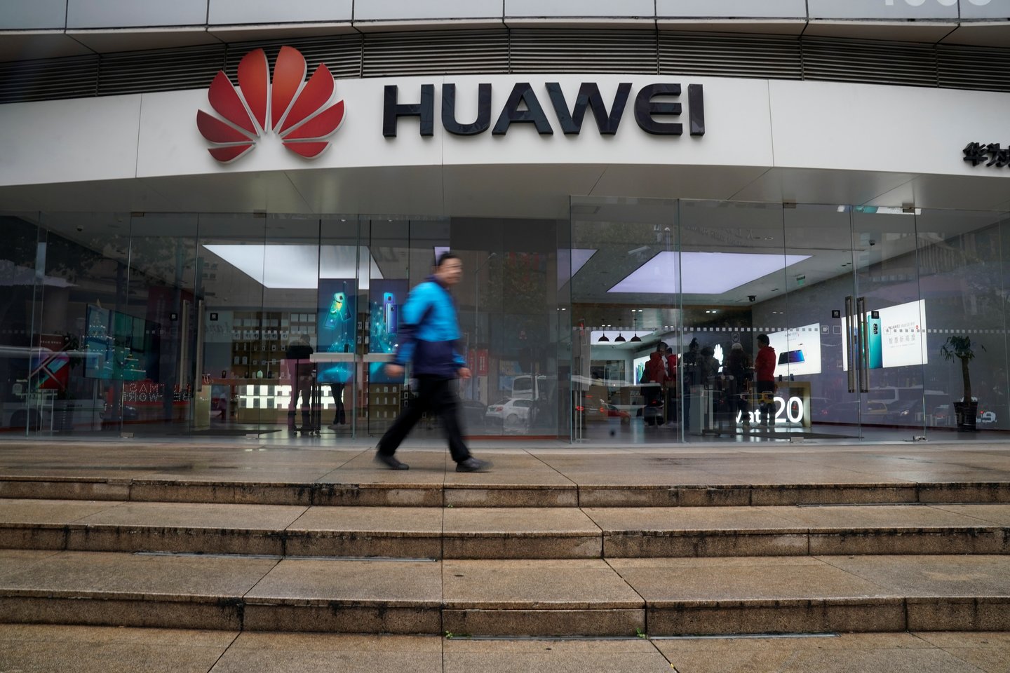 Kinijos telekomunikacijų milžinės „Huawei“ vyriausioji finansinių operacijų pareigūnė ir įmonės įkūrėjo dukra buvo suimta.