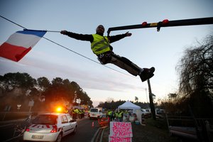 „Geltonosios liemenės“ švenčia – Prancūzijos vyriausybė atsitraukia