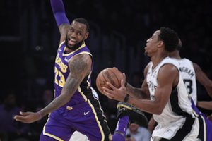 LeBronas Jamesas „Spurs“ išrašė dar vieną pralaimėjimą