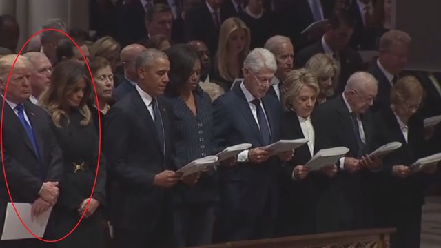 Užkliuvo D. Trumpo ir jo žmonos elgesys per laidotuves, kol visi meldėsi