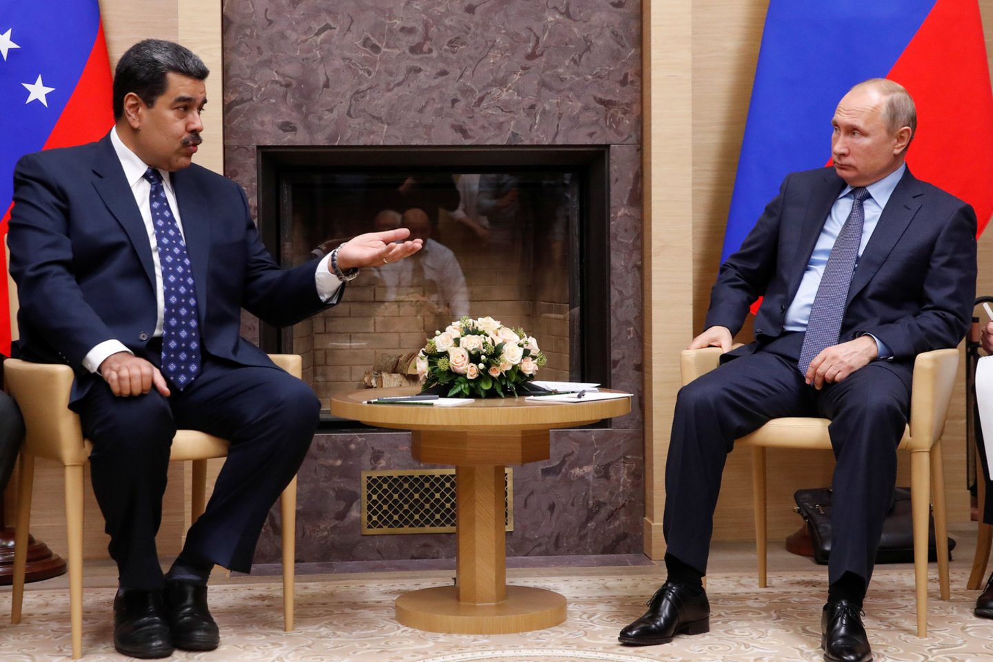 Rusijos prezidentas Vladimiras Putinas trečiadienį išreiškė palaikymą Venesuelos lyderiui Nicolas Maduro, atvykusiam į Maskvą prašyti finansinės pagalbos socialistų vadovaujamos valstybės krinkančiai ekonomikai.