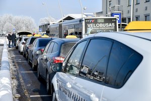 Papasakojo, kaip oro uoste dirba taksistai – įvyko keleiviams svarbūs pokyčiai