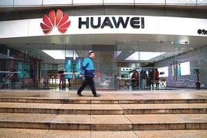 JAV ir kinų rietenos tęsiasi – suimta aukšta vadovė