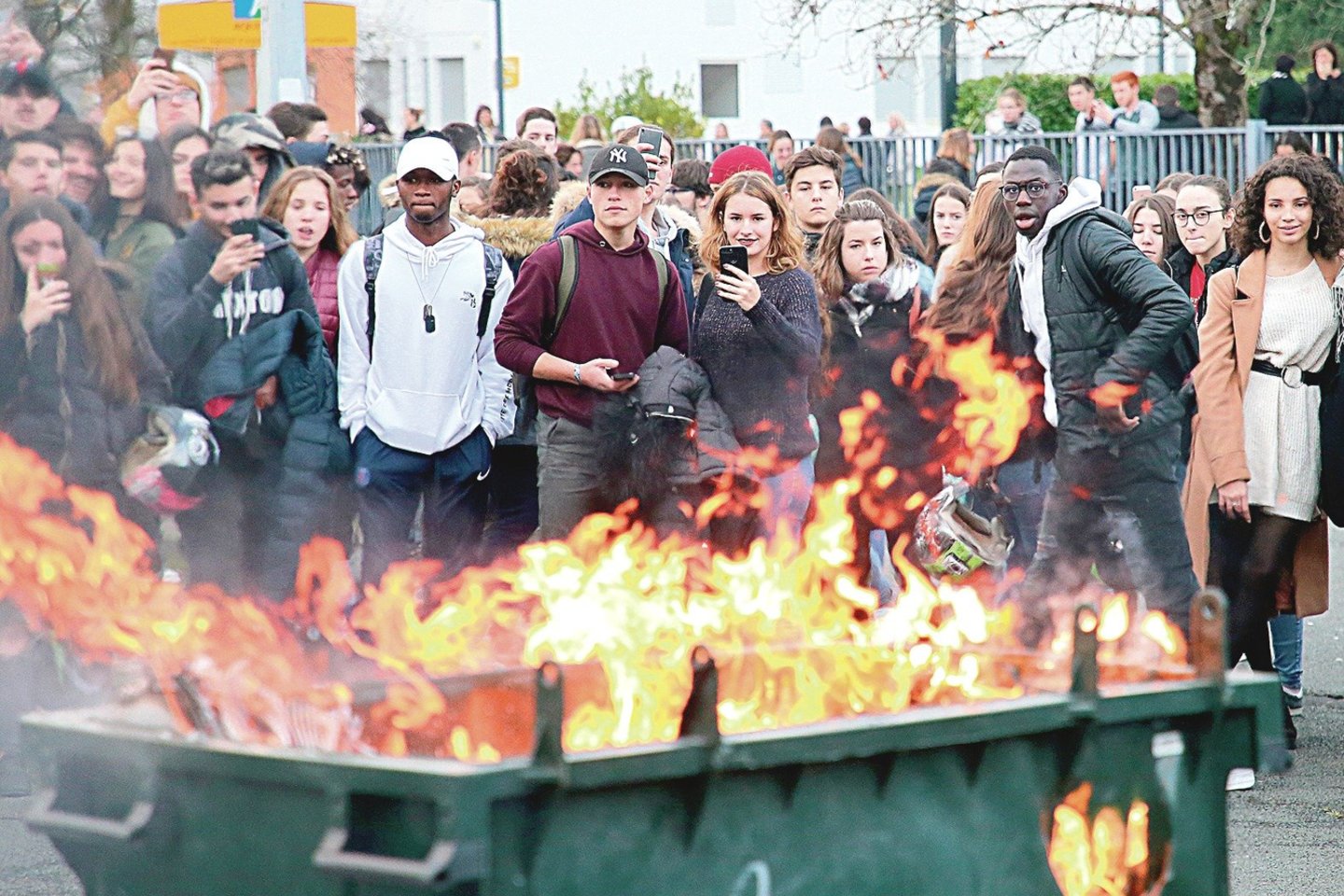 Prie protestuotojų prisijungė ir universitetų studentai bei moksleiviai, jie degino konteinerius.