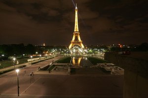 Dėl įtampos Paryžiuje darbą stabdys Eiffelio bokštas, parduotuvės, muziejai