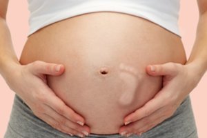 Paaiškėjo, kodėl vaisius spardosi mamos pilve