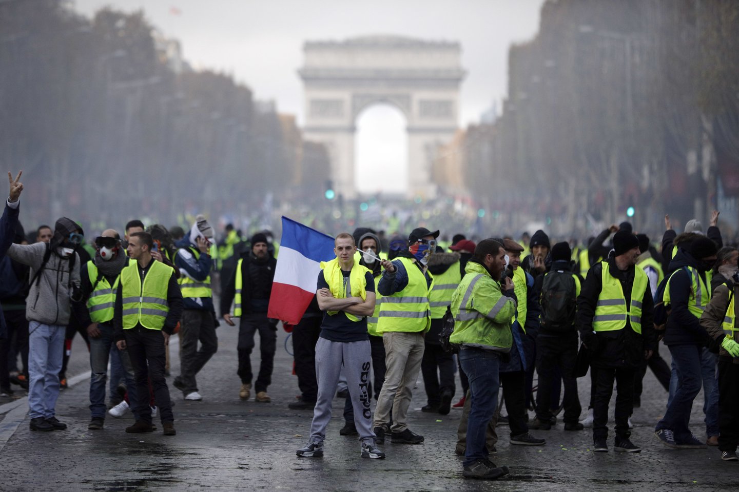 Vadinamieji geltonųjų liemenių protestai Prancūzijoje.<br>AP nuotr.