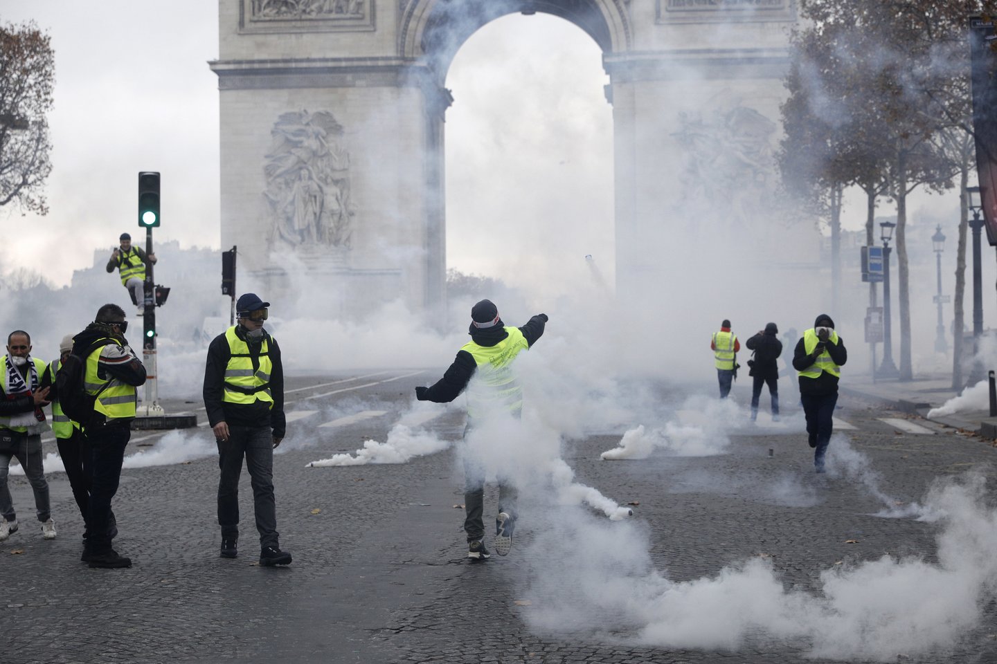 Vadinamieji geltonųjų liemenių protestai Prancūzijoje.<br>AP nuotr.