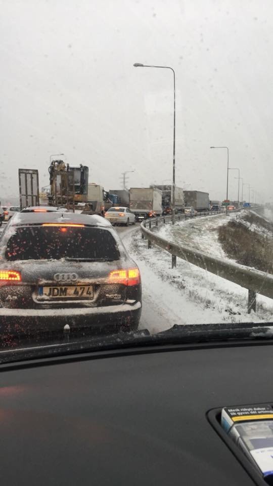 Kaune eismą paralyžiavo sniegas ir pasipylusios avarijos.<br>Skaitytojo nuotr.