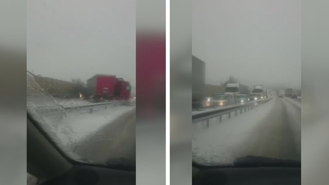 Pavojingos eismo sąlygos prie Kauno: pasipylė avarijos, nusidriekė spūstys