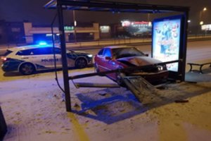 Klaipėdoje BMW rėžėsi į autobusų stotelę 