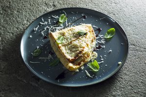 Lietiniai su šonine ir sūriu – vėlyviems pusryčiams nėra nieko geriau