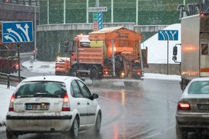 Vilniaus gatvėse dirba visi barstytuvai – internete galima stebėti, kur jie važiuoja